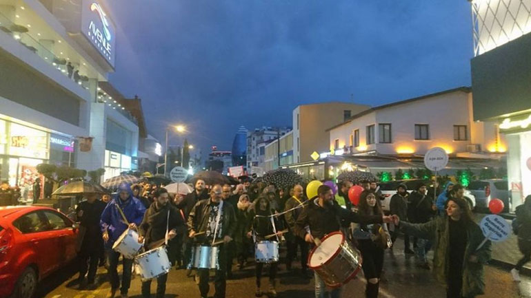 Πλήθος κόσμου στην πορεία «ειρήνης και δημοκρατίας» στο κατεχόμενο τμήμα της Λευκωσίας Πλήθος κόσμου στην πορεία «ειρήνης και δημοκρατίας» στο κατεχόμενο τμήμα της Λευκωσίας