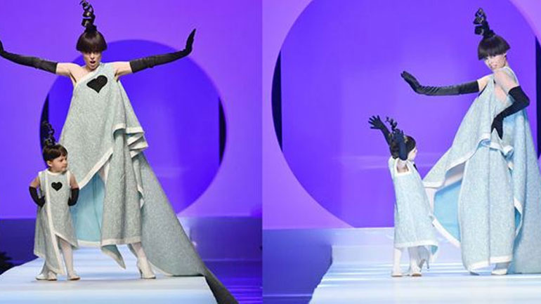 H Coco Rocha με τη 2χρονη κόρη της περπάτησαν στην πασαρέλα του Jean Paul Gaultier