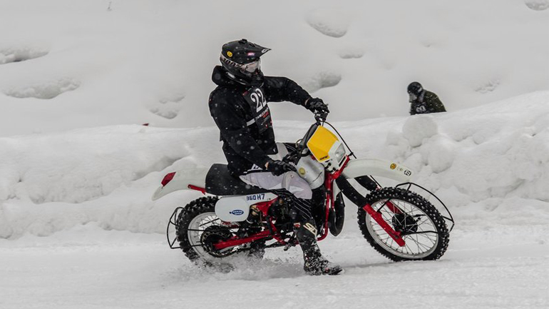 Ο Γιάννης Τρίγκας κυριαρχεί σε ιταλική παγωμένη πίστα με vintage enduro!