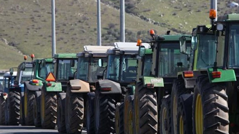 Φλώρινα: Οι αγρότες παράταξαν τα τρακτέρ τους στον κόμβο του Αντιγόνου