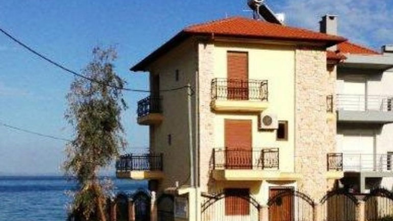 Η τριώροφη βίλα του Ζόραν Ζάεφ στη Χαλκιδική, σύμφωνα με ΜΜΕ των Σκοπίων