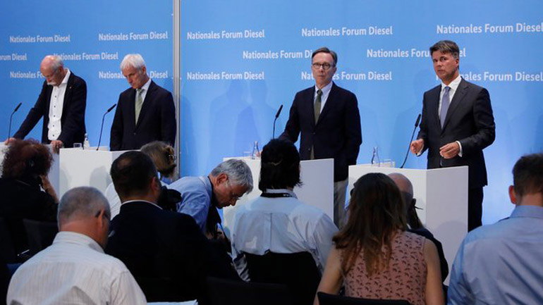 Από αριστερά: ο επικεφαλής της Mercedes, Dieter Zetschethe, της Volkswagen, Matthias Müller, της γερμανικής ένωσης αυτοκινητοβιομηχανιών, Matthias Wissmann και της BMW, Harald Krüger