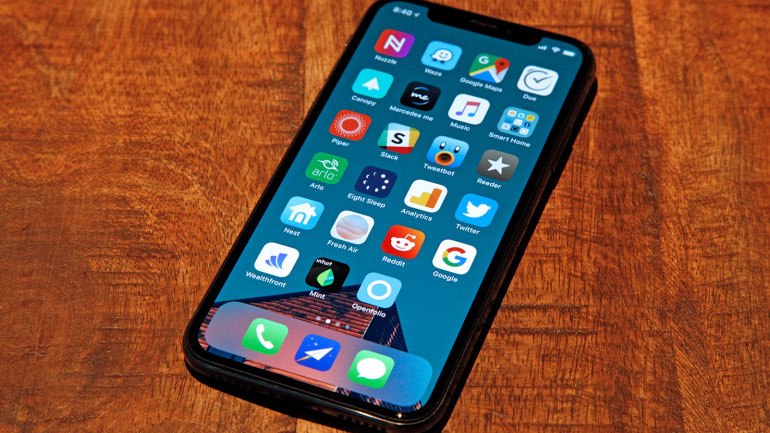 Apple: Μειώνει στο μισό την παραγωγή των iPhone X