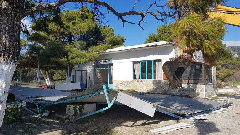 Ξεκίνησε η κατεδάφιση της δεύτερης αυθαίρετης ταβέρνας στο δάσος του Σχινιά