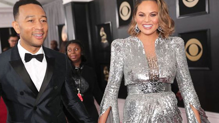 Η Chrissy Teigen αποκάλυψε το φύλο του μωρού που περιμένει! Η Chrissy Teigen αποκάλυψε το φύλο του μωρού που περιμένει!