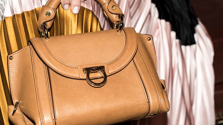 Sofia bag: Ο Ferragamo επαναφέρει την πιο αγαπημένη iconic τσάντα του οίκου