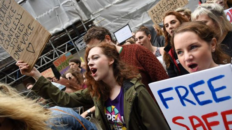 Ιρλανδία: Το δημοψήφισμα για το ζήτημα της άμβλωσης θα διεξαχθεί στα τέλη Μαΐου