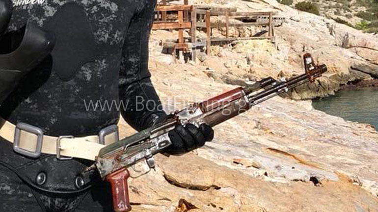 Βούτηξαν στον βυθό και βρήκαν καλάσνικοφ στα Λιμανάκια! Βούτηξαν στον βυθό και βρήκαν καλάσνικοφ στα Λιμανάκια!