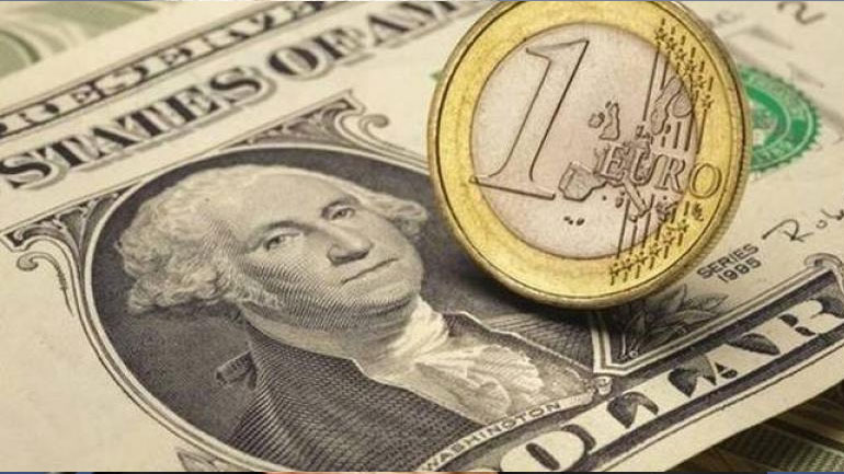 Η ενδεικτική ισοτιμία ευρώ – δολαρίου διαμορφώθηκε στα 1,2421 δολάρια