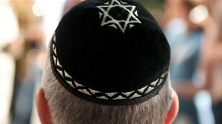 Παρίσι: Ένας 8χρονος που φορούσε κιπά δέχτηκε επίθεση από δύο εφήβους Παρίσι: Ένας 8χρονος που φορούσε κιπά δέχτηκε επίθεση από δύο εφήβους