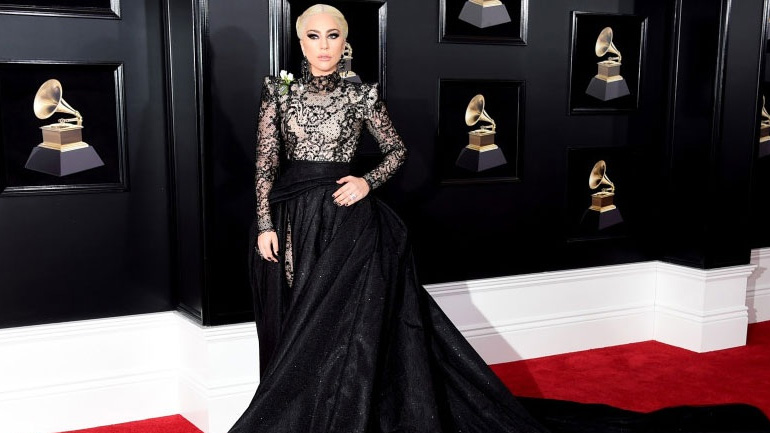 Το εντυπωσιακό μονόπετρο της Lady Gaga στα Grammys που επιβεβαιώνει τον αρραβώνα της!