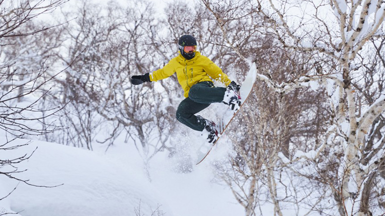 Αλωνίζει στα χιόνια ο Lewis Hamilton