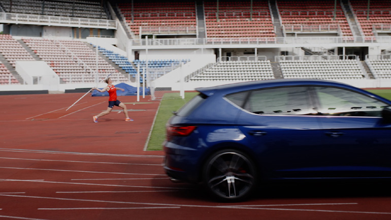 Επική μάχη μεταξύ του Leon Cupra και ακοντίστριας Επική μάχη μεταξύ του Leon Cupra και ακοντίστριας