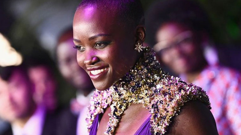 Απαστράπτουσα η Lupita Nyong’o με δημιουργία Atelier Versace στο Los Angeles