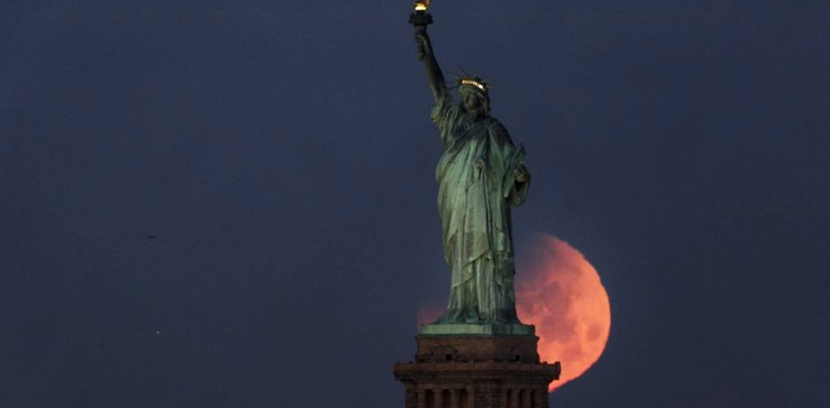 Ο κόσμος υποδέχεται τη Μπλε ματωμένη Σελήνη