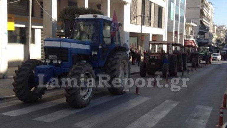 Λαμία: Με τα τρακτέρ στο κέντρο της πόλης οι αγρότες – Έκλεισαν πάλι την εθνική οδό