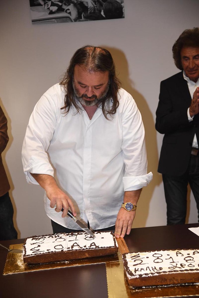 Ο πρόεδρος του Συνδέσμου Οδηγών Αγώνων Αυτοκινήτου Μάριος Ηλιόπουλος κόβει την... πίτα