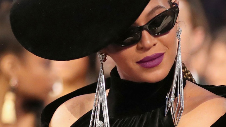 Δεν φαντάζεστε πόσο κοστίζουν τα κοσμήματα που η επέλεξε η Queen Bey για τα Grammys