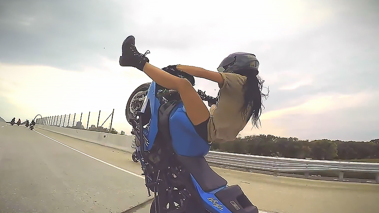 Θεαματική αφενός, επιπόλαιη αφετέρου.