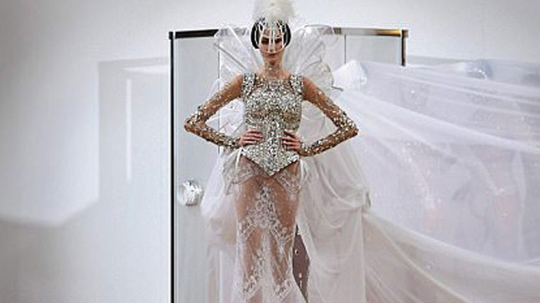 Το εμπνευσμένο από το «Game of Thrones» νυφικό που έκλεψε τις εντυπώσεις στην Paris Haute Coutoure Week