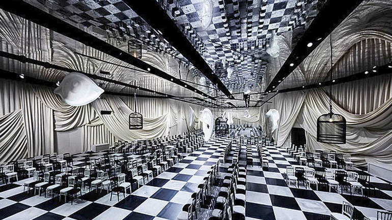 Το καρό περίπτερο για την κολεξιόν SS 18 του Dior