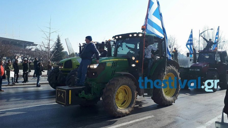 Θεσσαλονίκη: Συγκέντρωση αγροτών με τρακτέρ στην πλατεία της ΧΑΝΘ