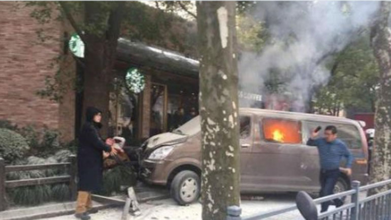 Σανγκάη: Φλεγόμενο φορτηγάκι ανέβηκε σε πεζοδρόμιο και χτύπησε πεζούς – 18 τραυματίες