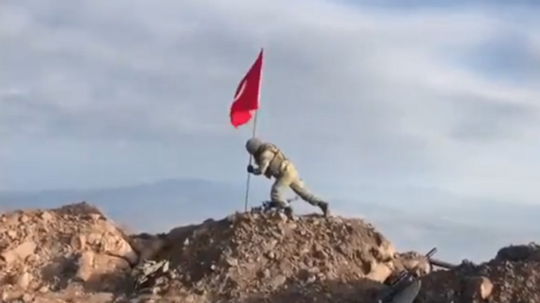 Συρία: Τούρκος στρατιώτης υψώνει την ημισέληνο σε βουνό της επαρχίας Αφρίν