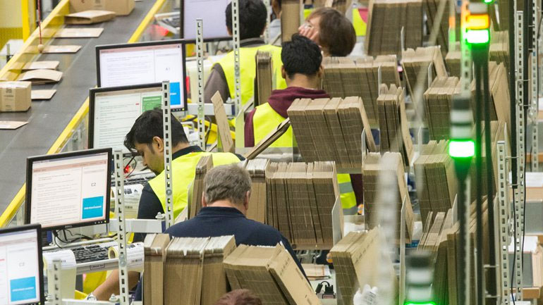 Σάλος για το «έξυπνο» βραχιολάκι που φοράει η Αmazon στους εργαζομένους της