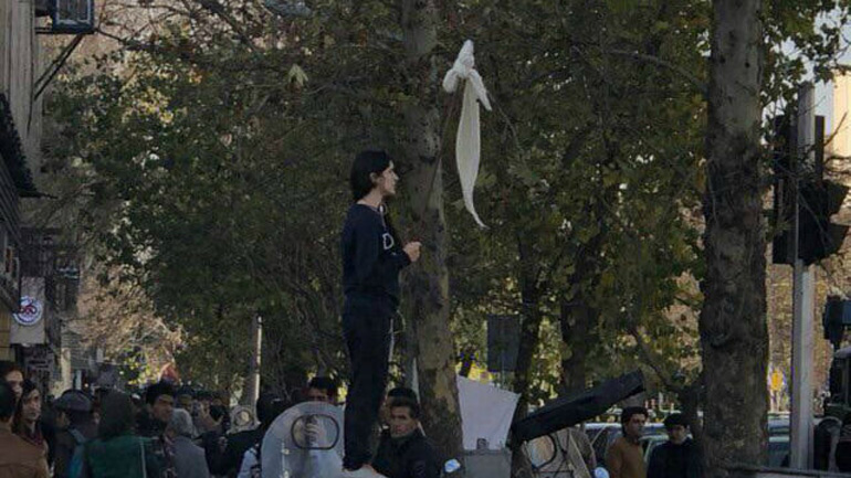 Ιράν: Τριάντα γυναίκες συνελήφθησαν επειδή έβγαλαν τη μαντίλα τους σε δημόσιο χώρο