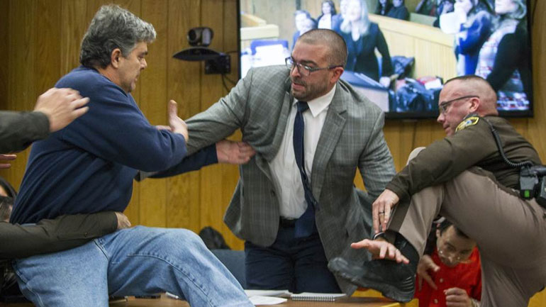 Υπόθεση Νάσαρ: Πατέρας κοριτσιών που κακοποιήθηκαν σεξουαλικά προσπάθησε να του επιτεθεί μέσα στο δικαστήριο