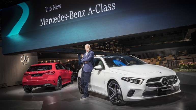 Το μεγάλο αφεντικό της Mercedes, Dieter Zetsche, ποζάρει δίπλα στη νέα A-Class
