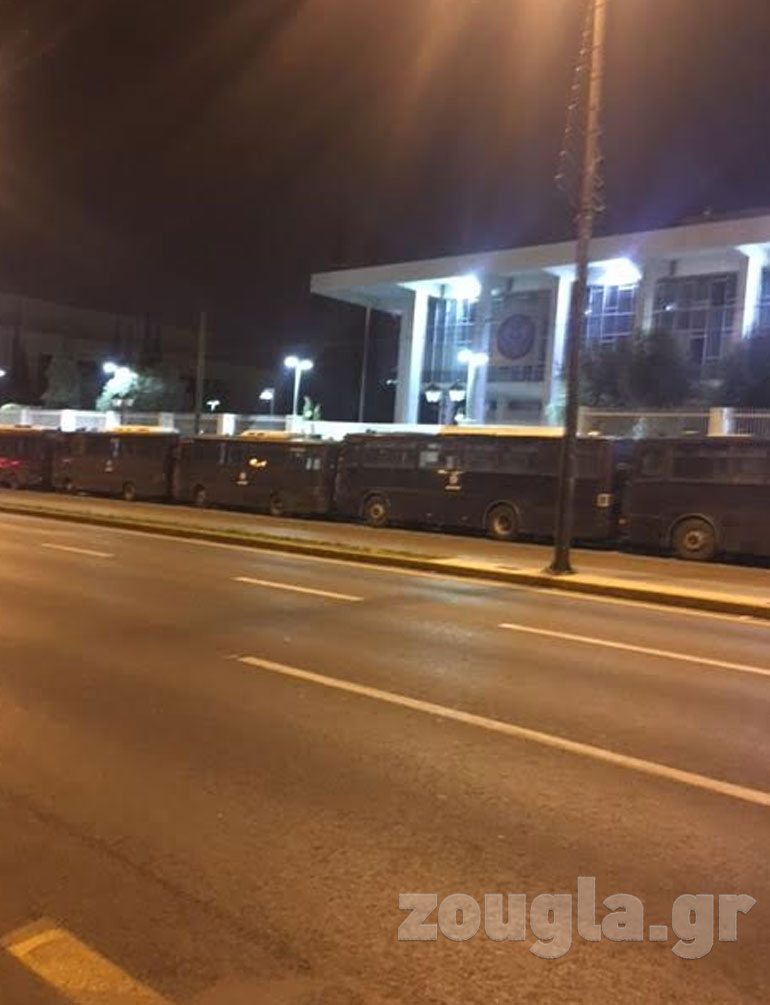 Οι κλούβες μπροστά από την πρεσβεία της Αμερικής 