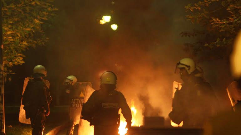 Μολότοφ κατά των ΜΑΤ στο Πολυτεχνείο
