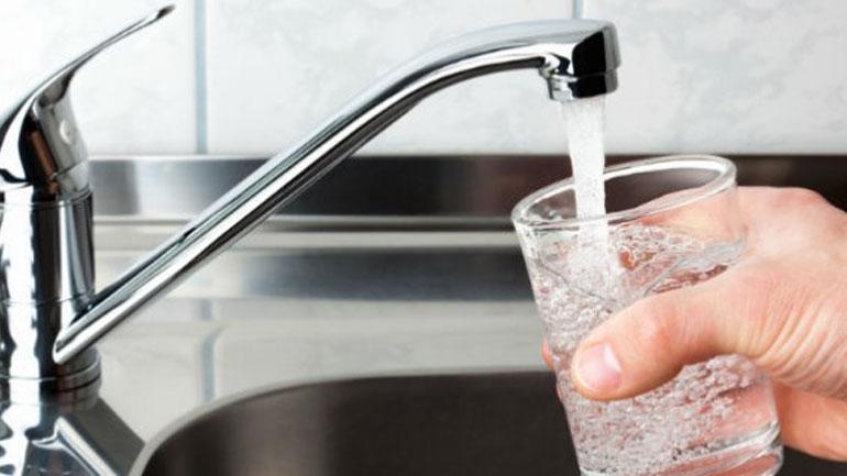 Der Spiegel: Αγαπητοί Ευρωπαίοι, πίνετε περισσότερο νερό της βρύσης