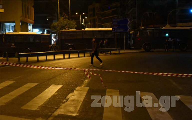 Ο φραγμός με κλούβες των ΜΑΤ στην αρχή της Μεσογείων