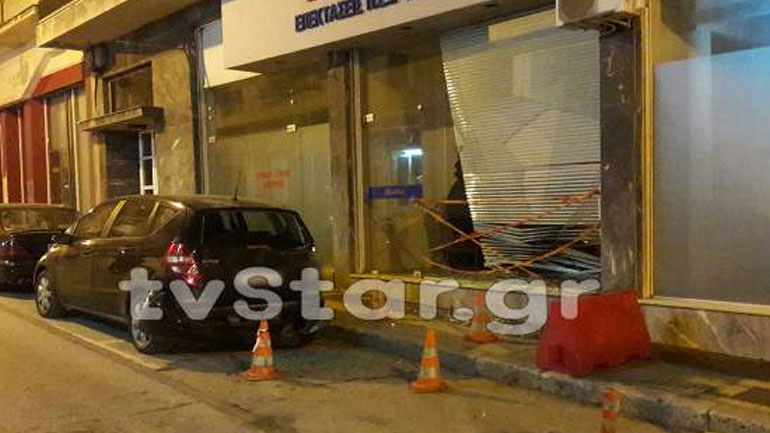 Λαμία: Οδηγός έπεσε σε παρκαρισμένα ΙΧ και «εισέβαλε» σε σχολή οδηγών