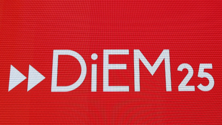 DiEM25: Η επίθεση κατά του Μίκη Θεοδωράκη είναι επίθεση εναντίον των δημοκρατών Ελλήνων