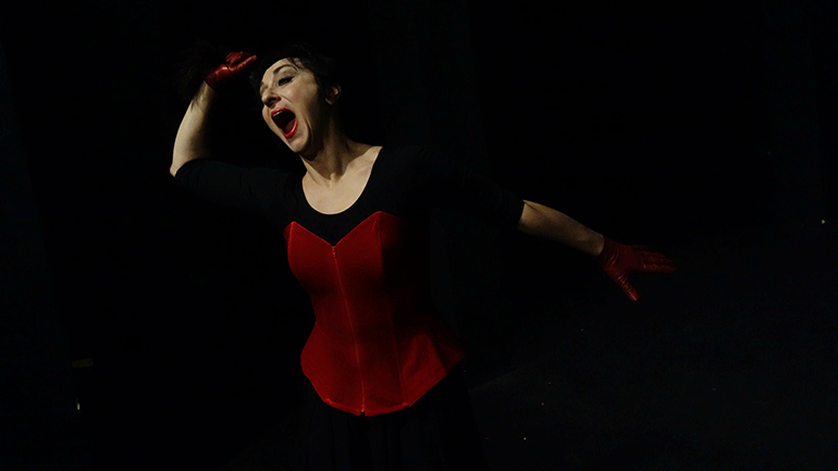 Τελευταίες παραστάσεις για το έργο «Μήδεια, μηδέν στο κόκκινο» στο θέατρο Φούρνος