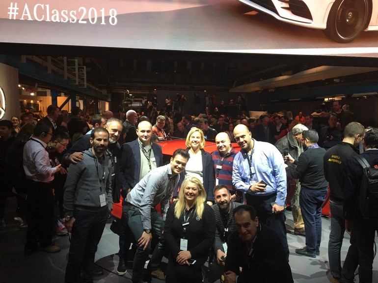 Οι Έλληνες δημοσιογράφοι με την Britta Seeger, επικεφαλής μάρκετινγκ και πωλήσεων της Mercedes-Benz και την Αλεξάνδρα Χρυσού, υπεύθυνη δημοσίων σχέσεων και εταιρικής επικοινωνίας της Mercedes Hellas