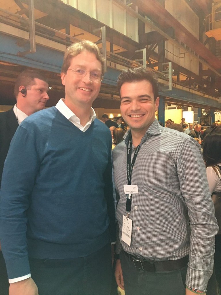 Ο υπογράφων με τον Ola Källenius, μέλος του Δ.Σ. της Mercedes-Benz και επικεφαλής εξέλιξης και ανάπτυξης όλου του γερμανικού ομίλου