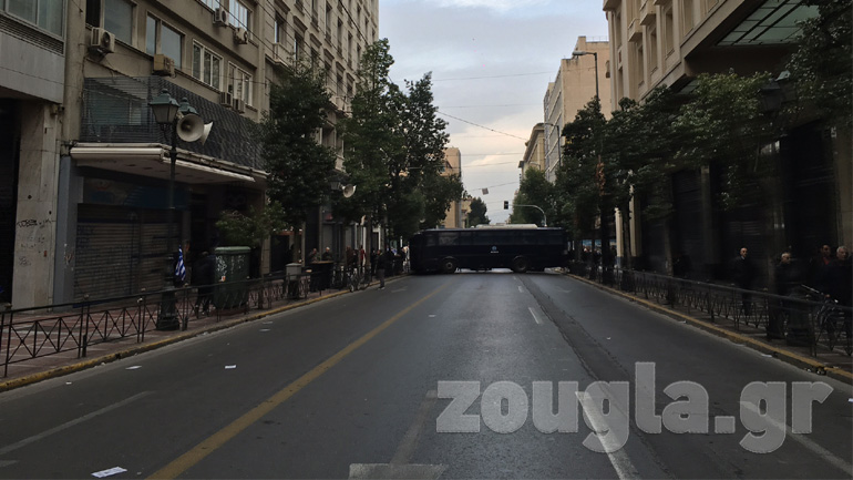 Κλούβες των ΜΑΤ κλείνουν την οδό Σταδίου