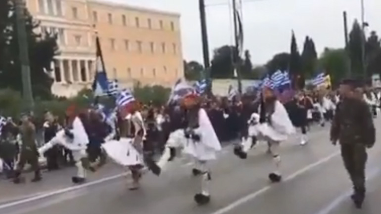 Αλλαγή φρουράς στον Άγνωστο Στρατιώτη με το εμβατήριο «Μακεδονία ξακουστή»