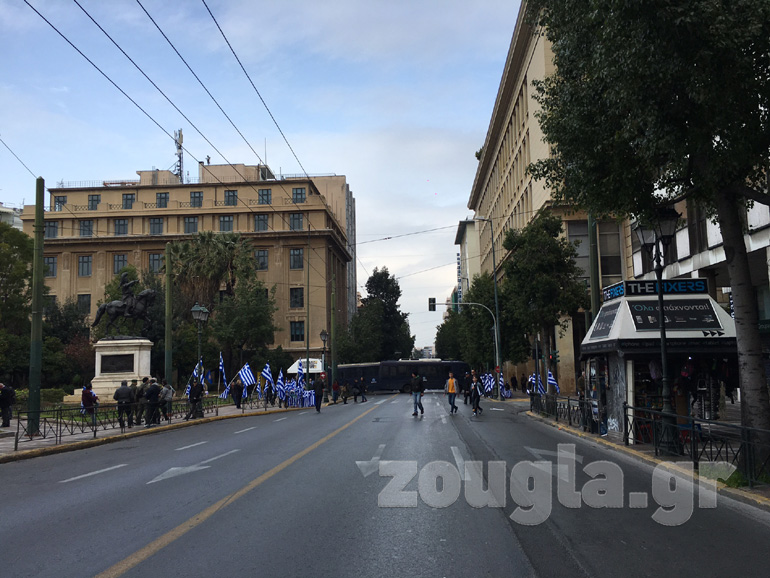 Κλούβες των ΜΑΤ κλείνουν την οδό Σταδίου