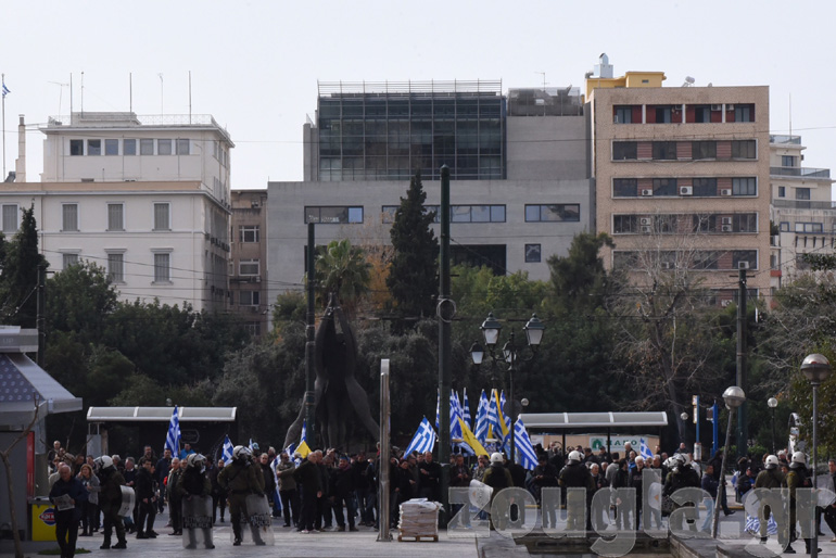 Πλατεία Κοραή: ΜΑΤ ανάμεσα στις δύο συγκεντρώσεις