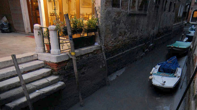 Ιταλία: Στερεύουν από νερό τα κανάλια της Βενετίας