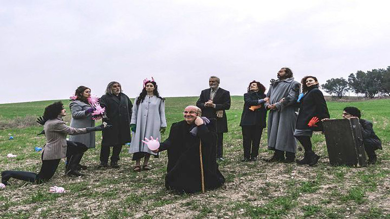 «Οι ηλίθιοι» από το ΚΘΒΕ – Πανελλήνια πρεμιέρα στο Δημοτικό Θέατρο Συκεών