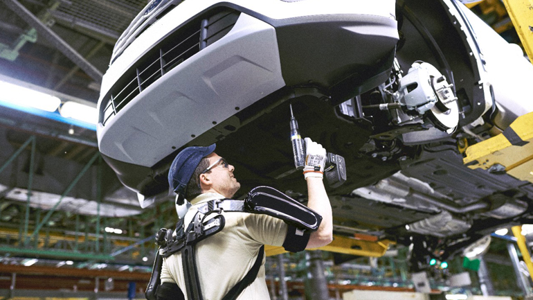 Στολές «Iron Man» για τους εργαζομένους της Ford