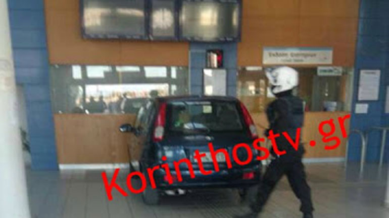 Άνδρας μπούκαρε με το αυτοκίνητό του στα εκδοτήρια του Προαστιακού στην Κόρινθο