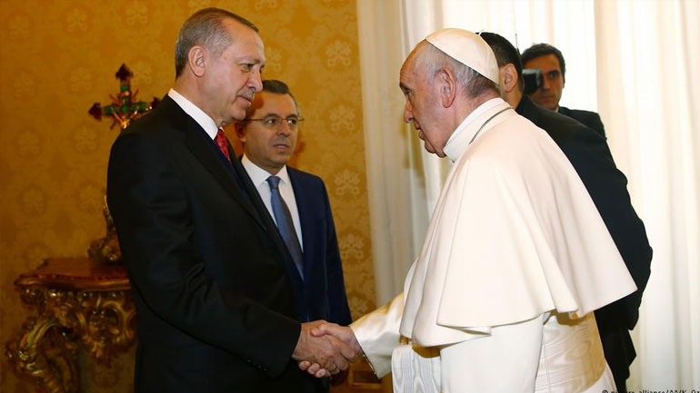 Ο πάπας δώρισε στον Ερντογάν μετάλλιο με «τον Άγγελο της ειρήνης»- 50 λεπτά κράτησε η συνάντησή τους Ο πάπας δώρισε στον Ερντογάν μετάλλιο με «τον Άγγελο της ειρήνης»- 50 λεπτά κράτησε η συνάντησή τους